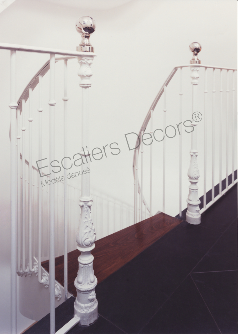 Photo DT14 - ESCA'DROIT® Balancé type Bistrot. Escalier d'intérieur balancé métal et bois style 'bistrot' pour une décoration classique. Vue 2
